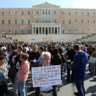 Los manifestantes participan en una marcha de protesta realizada como parte de una huelga general nacional de 24 horas, en Atenas, Grecia, 14 de octubre de 2025.