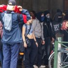 Los manifestantes se reúnen durante una protesta convocada por los sindicatos belgas contra los planes de reforma del gobierno en Bruselas, Bélgica, el 14 de octubre de 2025.