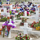 Flores y ofrendas en los camposantos. Cada 2 de noviembre, Ecuador mantiene viva la memoria de sus ancestros en una jornada de respeto y conexión familiar.
