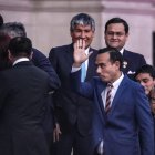 El presidente interino de Perú, José Jerí, (d) saluda durante una reunión con gobernadores este lunes, en Lima (Perú).