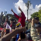 El presidente de Venezuela, Nicolás Maduro (c), participa en un acto del Día de la Resistencia Indígena este domingo, en Caracas (Venezuela).
