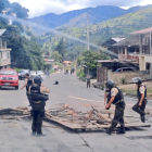 Equipos de la fuerza pública retiran piedras y escombros colocados por manifestantes en la vía Loja–Cuenca.