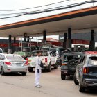 Fotografía de vehículos en una fila para conseguir combustible este 14 de octubre de 2025, en Santa Cruz (Bolivia).