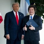 Fotografía del presidente de Estados Unidos, Donald Trump, junto a su homólogo argentino, Javier Milei, en la Casa Blanca.