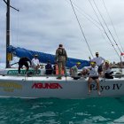 Los tripulantes del velero Rayo IV al llegar a las Islas Encantadas.