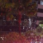 Los ventanales del edificio conocido como "Barril del Chavo" o "licuadora", ubicado frente al hotel Sheraton, quedaron destruidos por la onda expansiva del carro bomba.