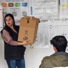 Ciudadanos capacitándose como miembros de mesa para la consulta popular Ecuador 2025.