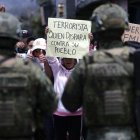 Personas se manifiestan a las afueras del Coliseo de Otavalo este 24 de septiembre de 2025, durante un evento presidencial, en Otavalo (Ecuador).