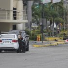 La mañana de este miércoles 15 de octubre, agentes policiales custodiaban la avenida Joaquín Orrantia, en el norte de Guayaquil, donde se registró el atentado terrorista.
