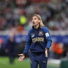 Sebastián Beccacece gesticuló desde la banca de suplentes de Ecuador ante México.