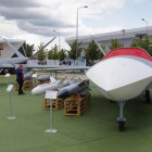 Foto archivo de un visitante examina los drones de ataque rusos «Sirius» (izq.) y «Grom» (der.) de la empresa rusa Kronstadt Group.
