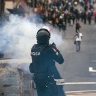 Foto de archivo de integrantes de la Policía de Ecuador se enfrentan con manifestantes durante una protesta en Quito (Ecuador).