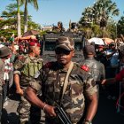 Manifestantes dan la bienvenida a miembros del ejército durante una manifestación en Antananarivo, Madagascar, el 14 de octubre de 2025.
