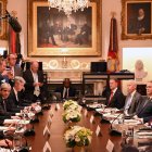Donald Trump (d), recibe al presidente argentino, Javier Milei (i), para un almuerzo bilateral en la Sala del Gabinete de la Casa Blanca en Washington.
