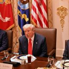 Donald Trump (c), este martes, 14 de octubre, en la Sala del Gabinete de la Casa Blanca, en Washington DC (EE.UU.).