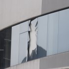 La detonación de explosivos en un vehículo generó una onda expansiva que afectó a transeúntes y edificaciones en la avenida Joaquín Orrantia.