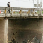 En el puente del río Churute, en Naranjal, se detonaron explosivos y la Fiscalía ya investiga el hecho.