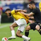 El volante mexicano Erik Lira (derecha) asfixia con su marca al mediocampista ecuatoriano Pedro Vite.