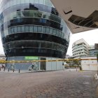 La detonación provocó daños materiales en edificios, vehículos y vidrios; las calles cercanas permanecieron parcialmente cerradas.