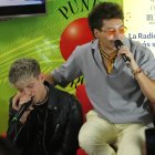 Jandino y Lionel Fierro cantando en las instalaciones de Radio Punto Rojo. Una demostración de su nuevo tema Luna, un regalo para sus años en Soy Luna.