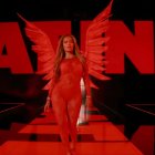 Karol G al finalizar el desfile de Victoria"s Secret