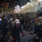 Manifestantes se enfrentan con integrantes de la Policía de Perú durante una protesta este miércoles, en Lima (Perú).