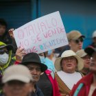 Manifestantes en Otavalo increparon a la alcaldesa Anabel Hermosa tras el anuncio del acuerdo con el Gobierno.