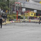 Atentado. La destrucción que causó la explosión frente al Mall del Sol se expandió a locales y edificios.