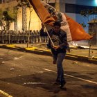 Una persona sostiene una bandera de Perú durante una manifestación este miércoles, en Lima (Perú).