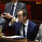 El primer ministro francés, Sébastien Lecornu, escucha los discursos previos a una moción de censura en París, Francia, el 16 de octubre de 2025.