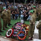 Familiares lloran en la tumba del difunto soldado y rehén israelí Tamir Nimrodi durante su funeral en Kfar Saba, Israel, el 16 de octubre de 2025.