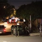 Integrantes del ejército mexicano vigilan la zona donde se registró un ataque con explosivos el 15 de octubre de 2025, en Tijuana (México).