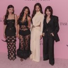 Nayeon, Jihyo, Tzuyu y Momo del grupo de K-pop TWICE en la alfombra rosa del Victoria"s Secret Fashion Show