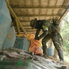 Integrante de la Coordinadora Nacional Ejército Bolivariano (CNEB) entregando armamento y explosivos para su destrucción, en Puerto Leguízamo (Colombia)