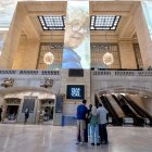 Personas asisten a la exposición "Dear New York" impulsada por Brandon Stanton, este 7 de octubre de 2025 en la estación Grand Central de Nueva York (Estados Unidos).
