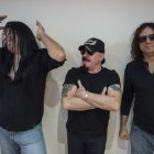 El guitarrista Robert Álvarez, el vocalista Juan Gallardo y el guitarrista mexicano Foley  aún interpretan los políticas temas "Héroes del Poder" o “Prohibidos cuentos”