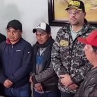 El ministro del Interior, John Reimberg, aparece junto a dirigentes indígenas de Imbabura anunciando un acuerdo de paz. Momento después de las declaraciones, se desataron más manifestaciones en Otavalo, en rechazo a ese convenio.