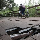 Comuneros de la isla Santay aún utilizan la caminera para movilizarse en bicicleta, aunque existe el riesgo de tener un siniestro.