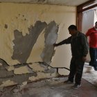 Vecinos de Solanda muestran grietas y hundimientos que afectan sus viviendas.