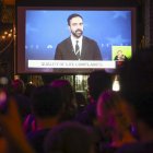 La gente observa al candidato demócrata a la Alcaldía de la ciudad de Nueva York, Zohran Mamdani, durante el debate en Nueva York, EE.UU., el 16 de octubre de 2025.