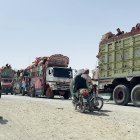 Refugiados afganos esperan en camiones para la apertura de la frontera en Chaman, Pakistán, 17 de octubre de 2025.