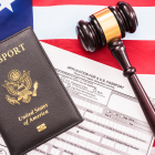 El pasaporte de Estados Unidos cayó al puesto 12 en el ranking global de movilidad, según el Índice Henley 2025.