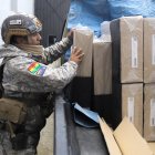 Un integrante del Ejército de Bolivia participa en la organización del envío de maletas electorales a áreas rurales en La Paz (Bolivia).