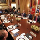 El presidente Donald Trump se reúne con el presidente ucraniano, Volodymyr Zelensky (izq.), en la Sala del Gabinete de la Casa Blanca, el 17 de octubre de 2025.