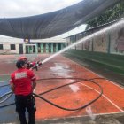 Personal del Cuerpo de Bomberos de Balzar limpió la escuela donde se reportaron los casos de intoxicación.