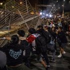 Personas tumban una valla durante una manifestación en Lima (Perú), en una fotografía de archivo.