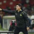 Ismael Rescalvo gesticula desde el banquillo de suplentes en el estadio Rodrigo Paz Delgado, durante el partido que Barcelona SC perdió 3-0 ante Liga de Quito.