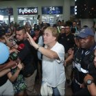 Cristian Castro a su llegada al aeropuerto de Guayaquil.
