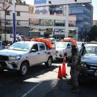 Fotografía de vehículos en una estación de servicio este jueves, en La Paz, Bolivia.