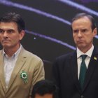 El candidato por el Partido Demócrata Cristiano, Rodrigo Paz (i), posa junto al candidato por alianza Libre, Jorge "Tuto" Quiroga.